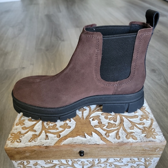 UGG Ashton Chelsea Waterproof Suede Boot - Picture 4 of 9
